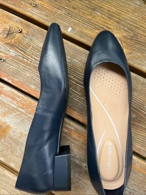 Easy Spirit Navy Pointed Toe Flats